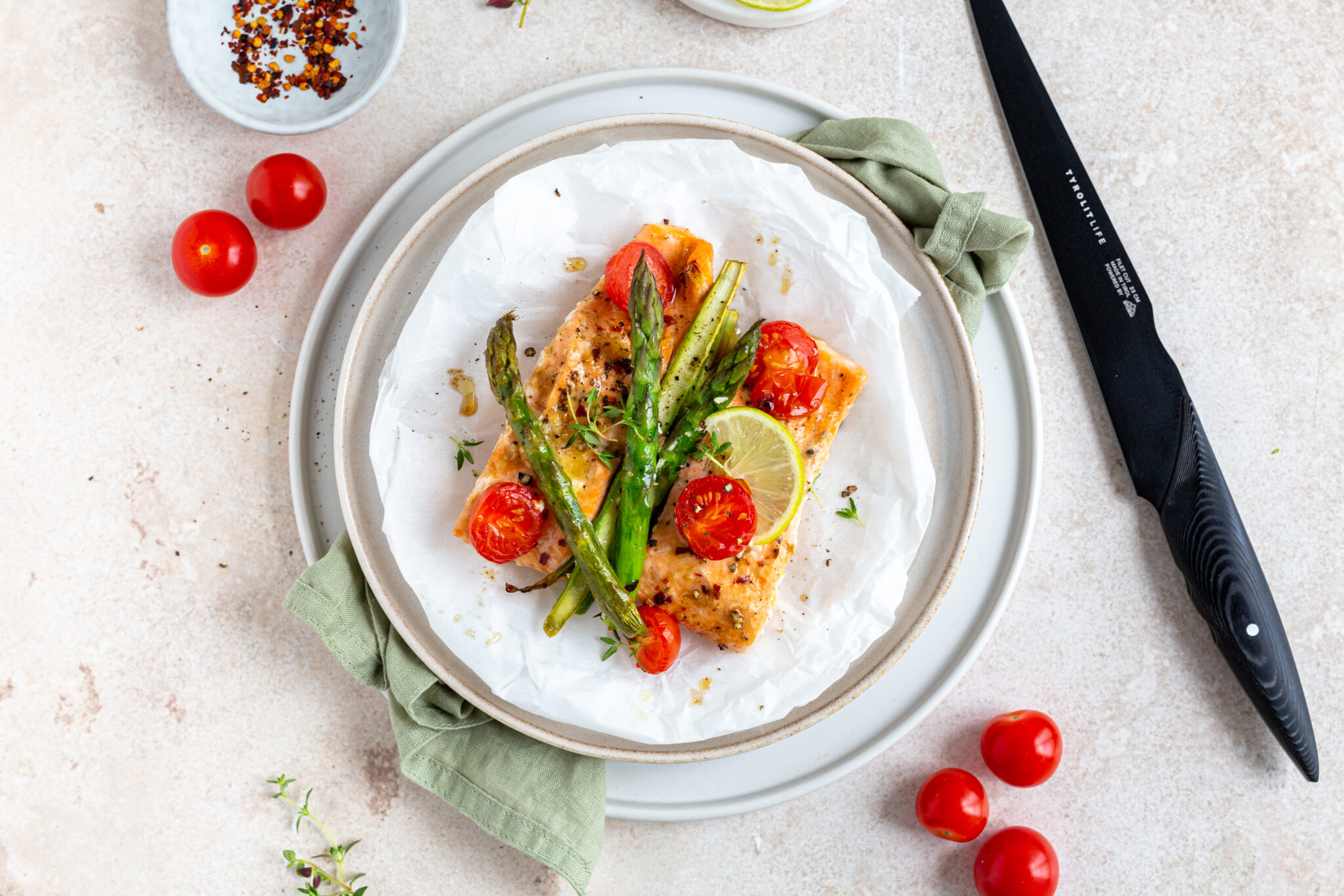 Spicy salmon fillet in baking paper recipe - Easy & tasty | Tyrolit Life