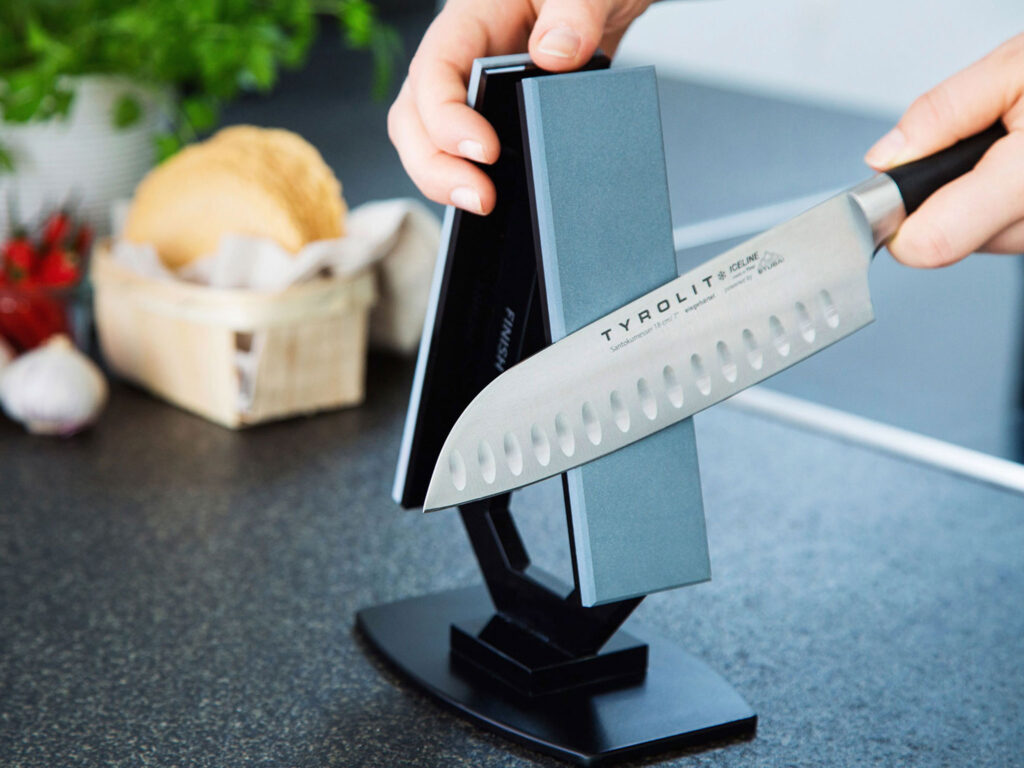 How to sharpen a santoku knife? Sharpen with Tyrolit whetstone.