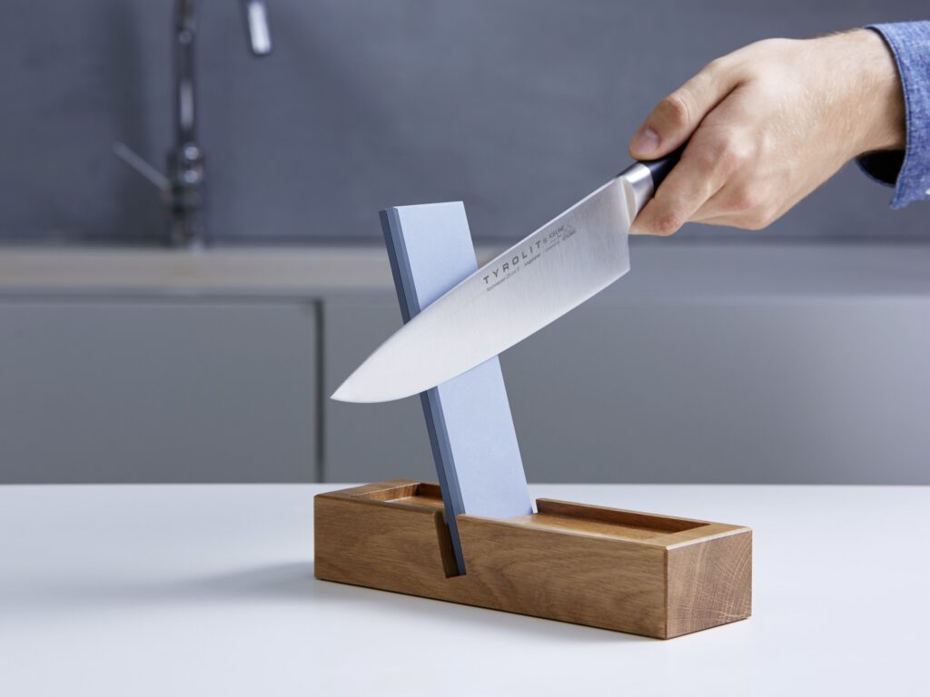 Innovative knife sharpener with sharpening stone and integrated angle for beginners and professional chefs