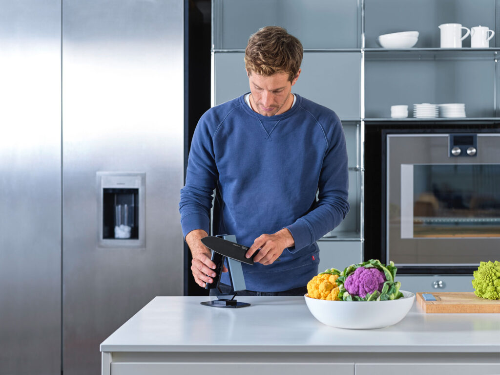 Sharpening kitchen knives yourself with a preset 15-degree angle – Tyrolit Life