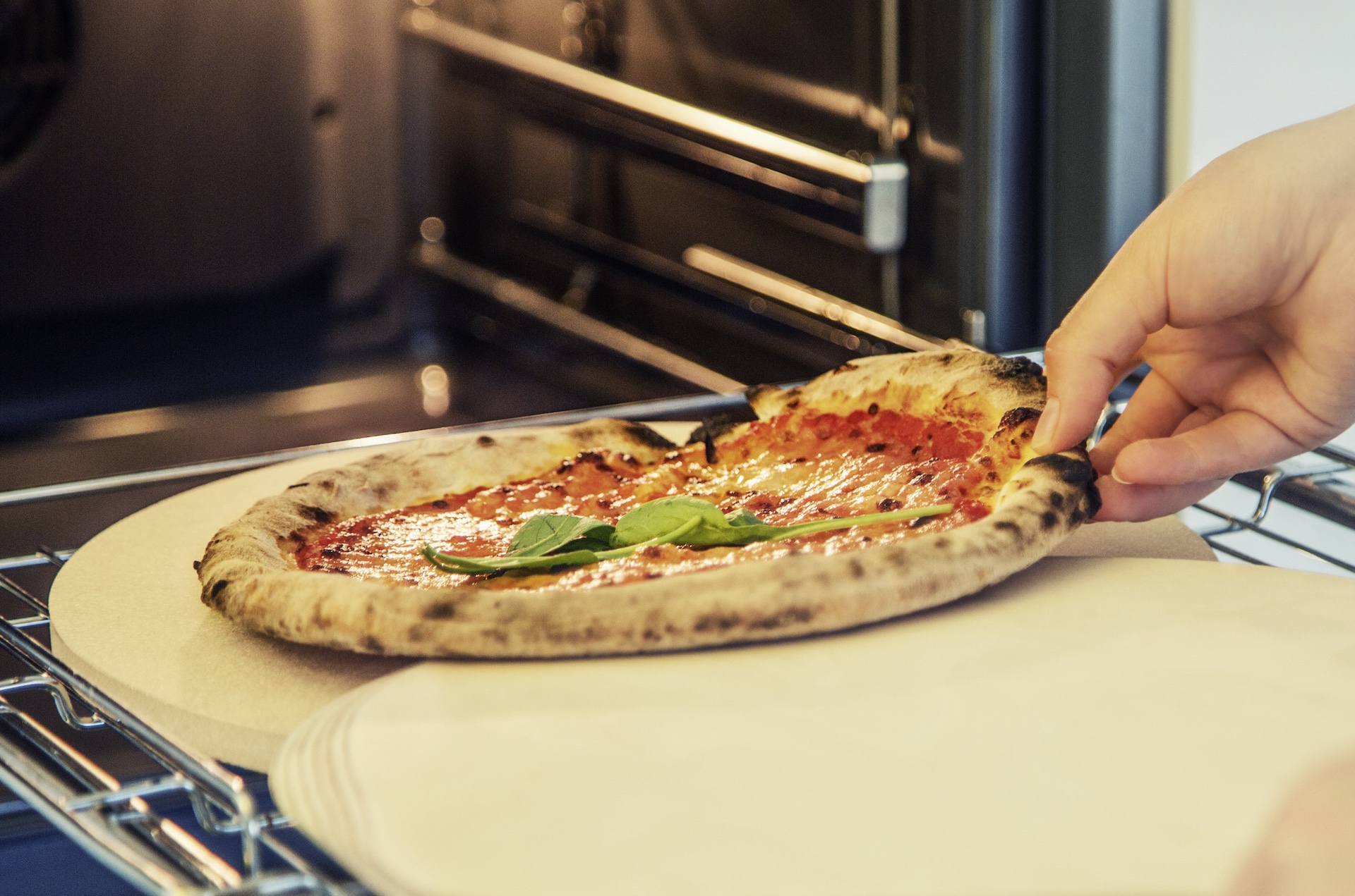Pizza Stone in the Oven – How and What It's Used For - Tyrolit Life